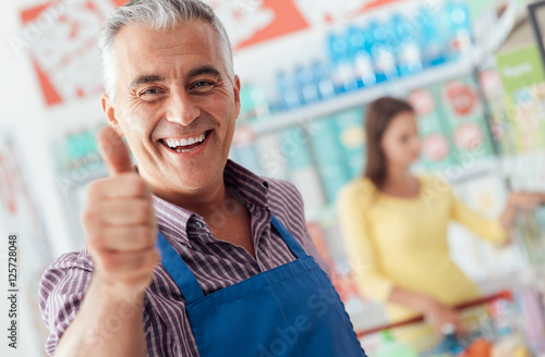 Fototapet Supermarket clerk giving a thumbs up