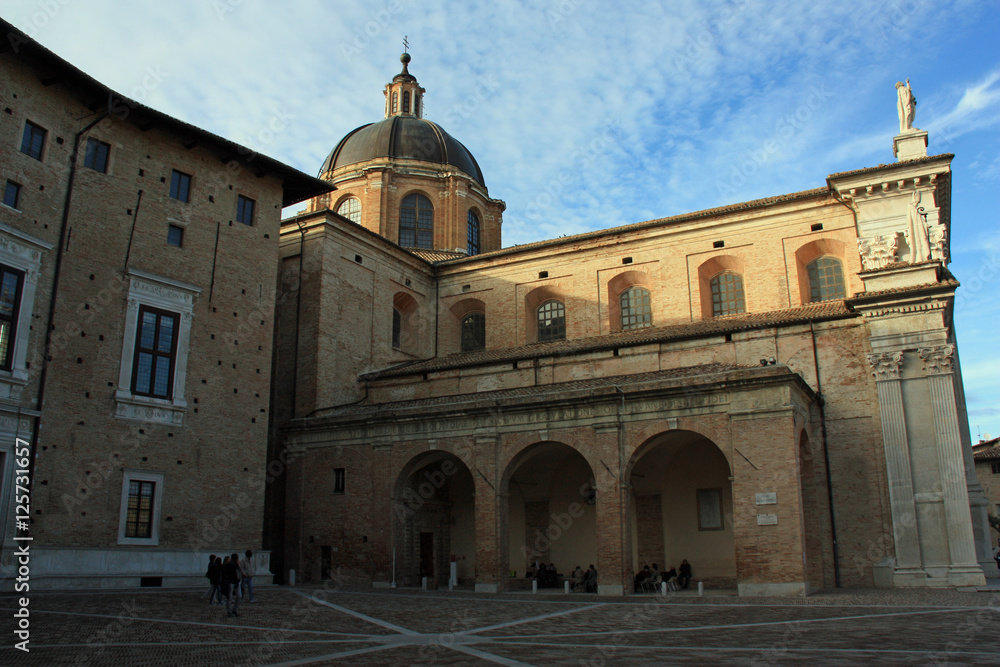 Place du Duomo à Urbino, Italie