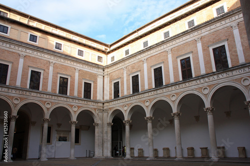 Cour du Palais Ducal    Urbino  Italie