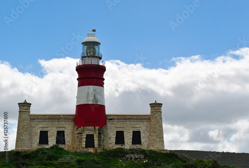 Sud Africa, 20/09/2009: il faro di Cape Agulhas, costruito nel 1849 vicino al villaggio di L'Agulhas, nel Parco nazionale di Agulhas a Cape Agulhas, il punto più a sud del continente africano 