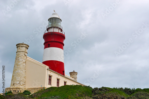 Sud Africa, 20/09/2009: il faro di Cape Agulhas, costruito nel 1849 vicino al villaggio di L'Agulhas, nel Parco nazionale di Agulhas a Cape Agulhas, il punto più a sud del continente africano 