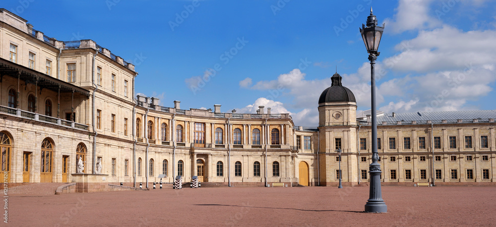 Gatchina Palace. Palace Square and the main entrance.