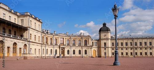 Foto Gatchina Palace. Palace Square and the main entrance.