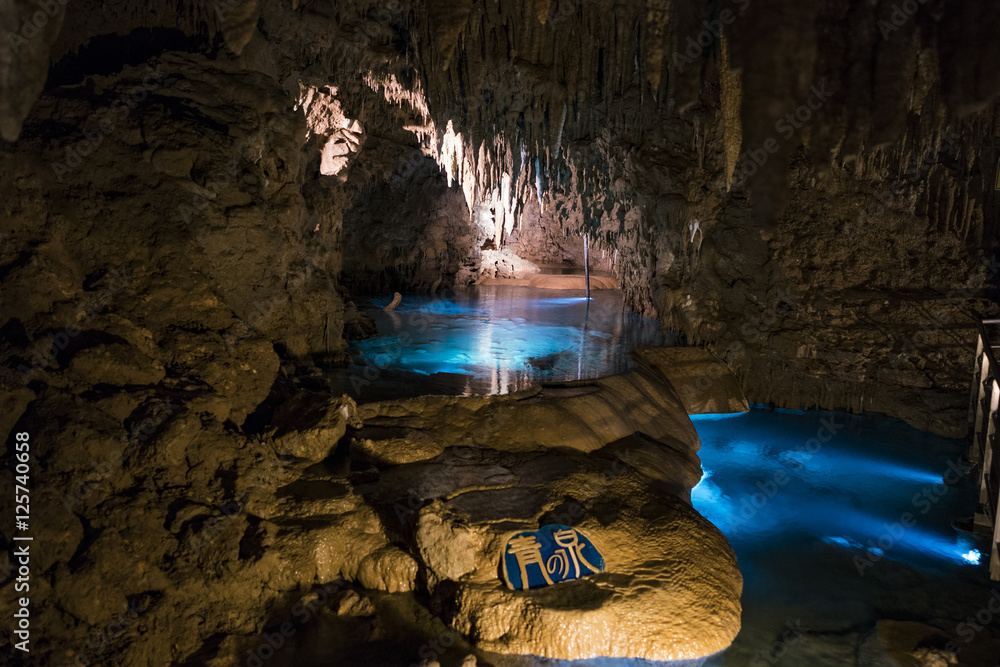 Obraz premium Okinawa, Japan - October 21, 2016: Gyokusendo Stalactite cave in Okinawa island, Japan. The cave was formed approximately 300,000 years ago and has 5000 meter long