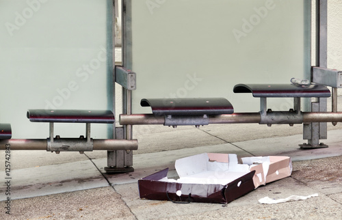 Φωτογραφία Shabby Bus Stop