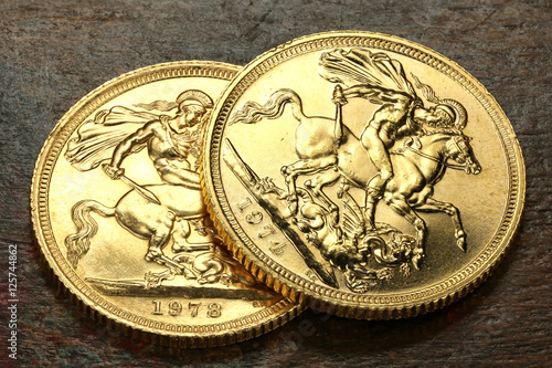 Картината върху платно britische Sovereign Goldmünzen auf rustikalem Holztisch