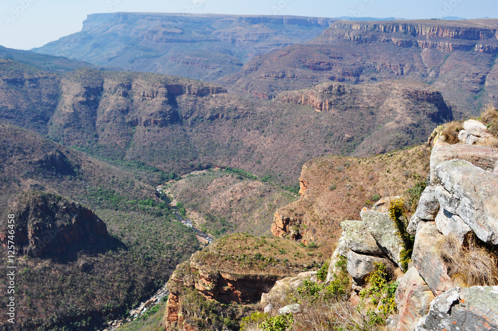 Sudafrica, 01/10/2009: vista del Blyde River Canyon, nella provincia dello Mpumalanga, uno dei più grandi canyon della Terra e una delle grandi meraviglie della natura del continente africano Sudafrica, 01/10/2009: vista del Blyde River Canyon, nella provincia dello Mpumalanga, uno dei più grandi canyon della Terra e una delle grandi meraviglie della natura del continente africano