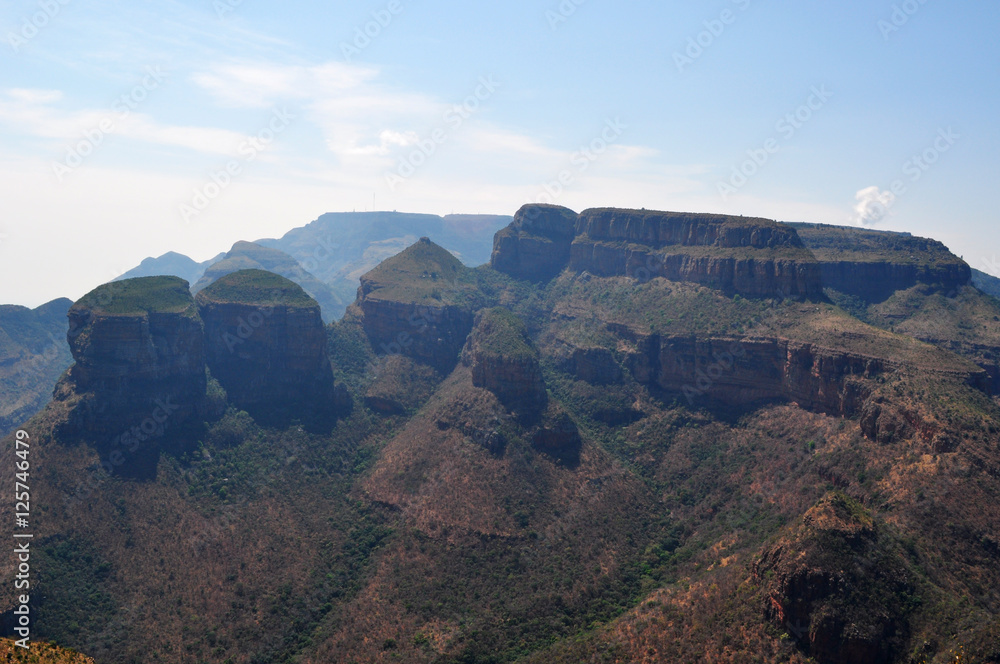 Sudafrica, 01/10/2009: vista delle Three Rondavels nel Blyde River Canyon, la montagna formata da tre enormi pietre rotonde che ricordano le case o capanne degli indigeni, chiamate appunto rondavels