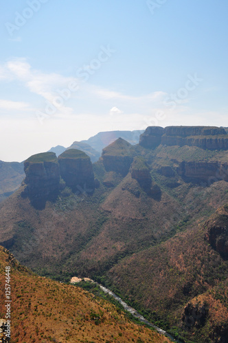 Sudafrica, 01/10/2009: vista delle Three Rondavels nel Blyde River Canyon, la montagna formata da tre enormi pietre rotonde che ricordano le case o capanne degli indigeni, chiamate appunto rondavels photo