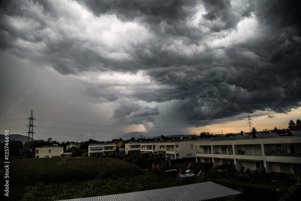 Heftiges Gewitter im Sommer mit Hagel und Starkregen im Sonnenuntergang