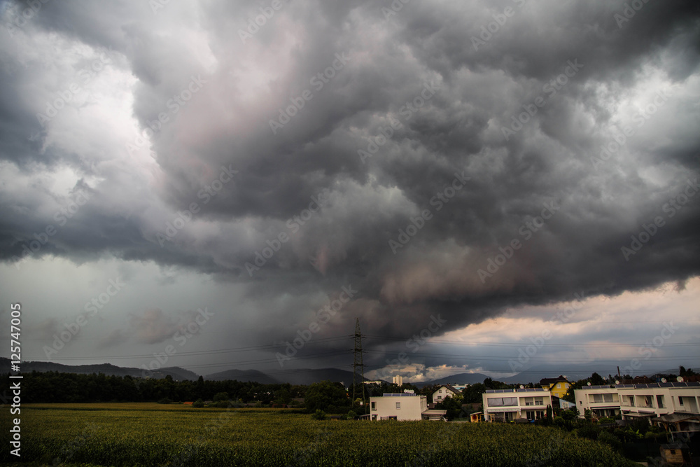 Heftiges Gewitter Im Sommer Mit Hagel Und Starkregen Im Sonnenuntergang ...