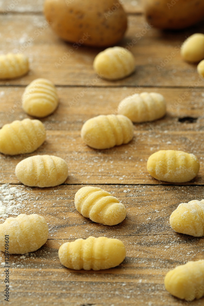gnocchi di patate fatti a mano su sfondo tavolo rustico di cucina gnocchi di patate fatti a mano su sfondo tavolo rustico di cucina