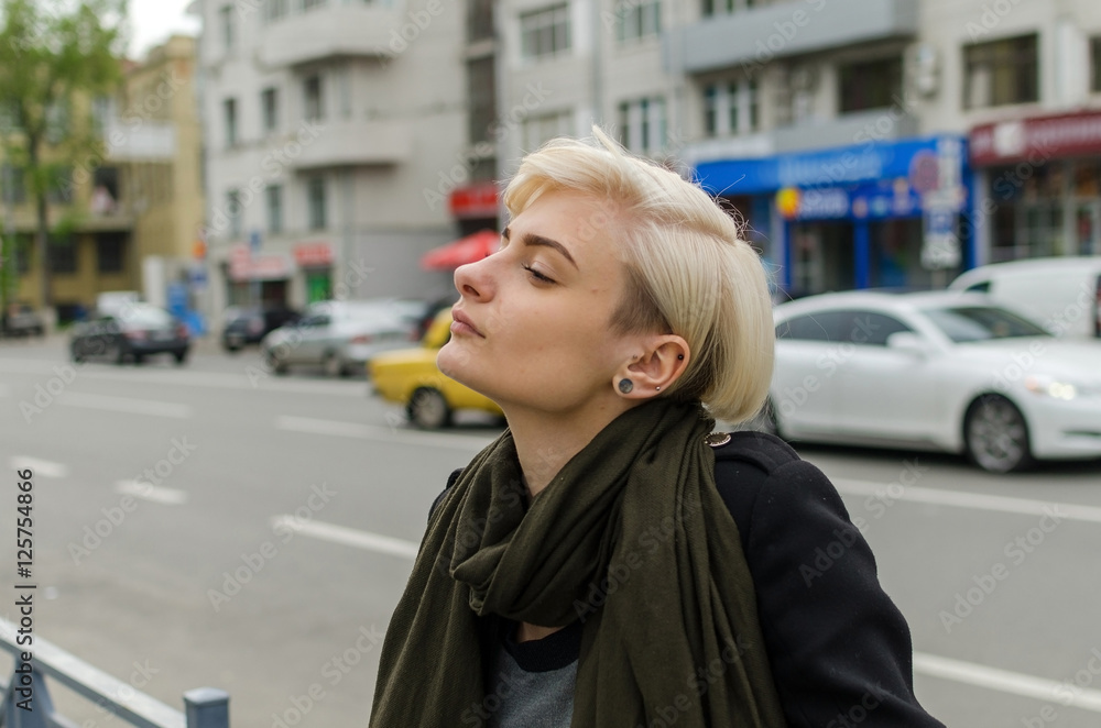 Obraz premium Young blonde girl walking on the city