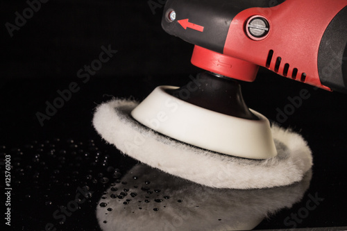 hochglanzlack mit wassertropfen und polierer mit lammfell