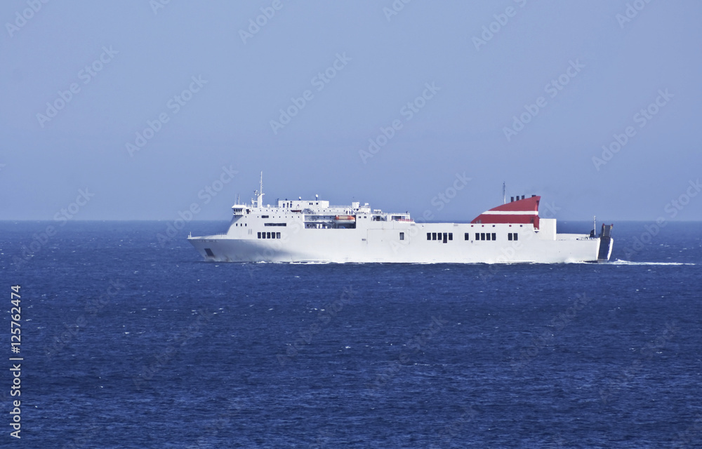 Barco ferry en alta mar