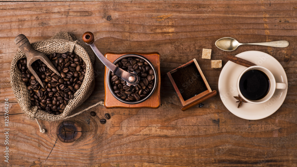 Fototapeta premium filiżanka kawy, prażona fasola i młynek
