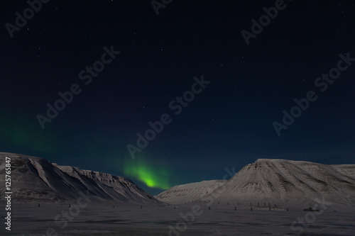 Cuadro en lienzo Northern lights outside Longyearbyen