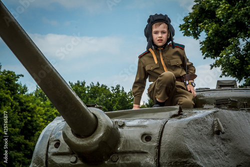 Мальчик в военной форме танкиста