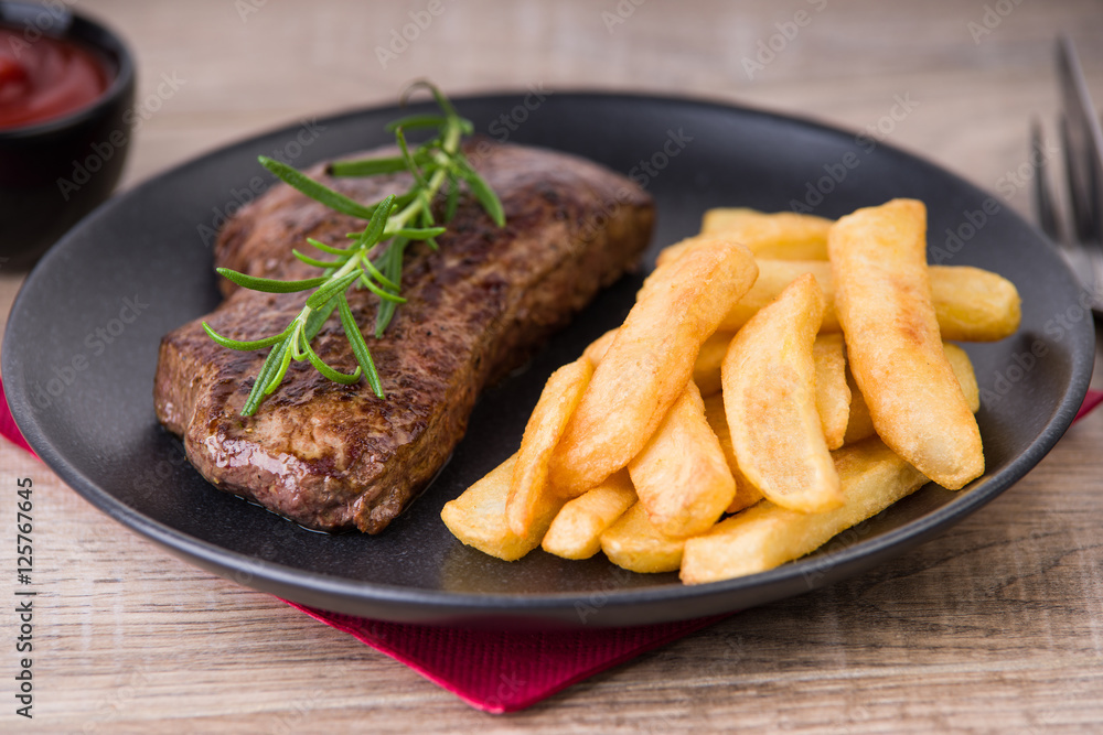 Gebratenes Rinderfilet mit Pommes Frites Gebratenes Rinderfilet mit Pommes Frites