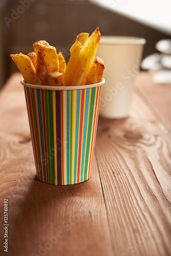 Foto fried French fries close up in paper cup