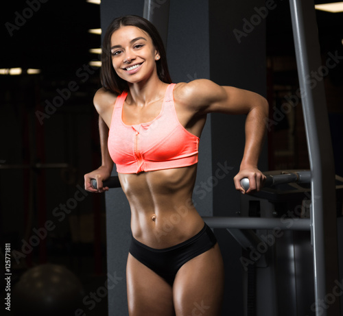 Canvas Print Fitness girl posing in the gym