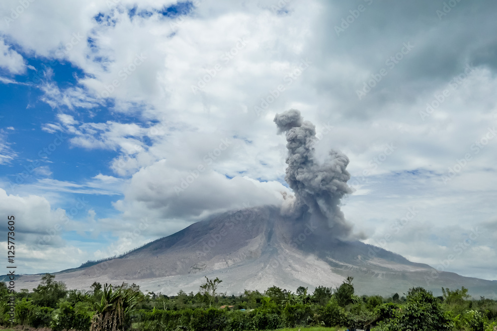 Fotobehang met Sinabung vulkaanuitbarsting op Sumatra #125773605