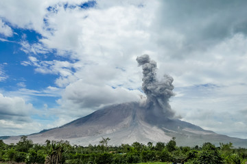 Fotobehang Vulkaan Sinabung vulkaanuitbarsting op Sumatra  © DarwelShots