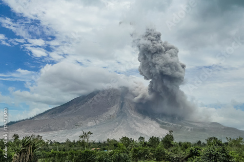 Fototapet Eruption of volcano. Sinabung, Sumatra, Indonesia. 28-09-2016
