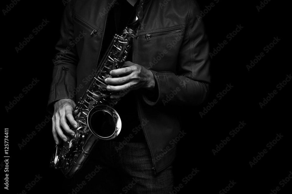 Naklejka premium Muzyk jazzowy saksofon w skórzanej kurtce, zbliżenie.