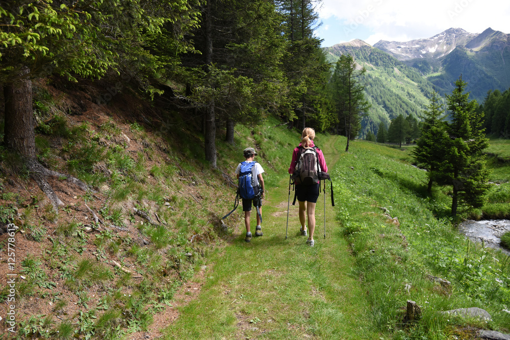 escursione gita in montagna camminare camminata benessere 