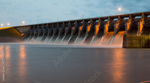 Fotografering Keystone Dam at Twighlight