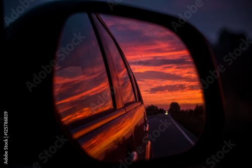 Отражение в зеркале заднего вида © konoplizkaya