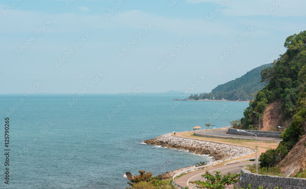 Obraz premium The road along beautiful beaches of the Gulf of Thailand