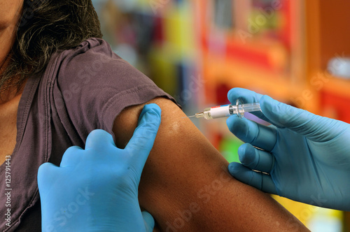 Femme se faisant vacciner photo