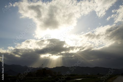 Rayos de sol en dia nublado © imageblock