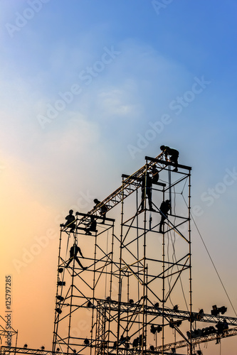 Silhouette of workmen at Twilight / Silhouette of workmen in mounting the outdoor concert stage, Twilight scene