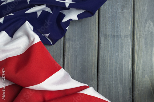 Foto United States of America flag with empty space to write your text on wooden back