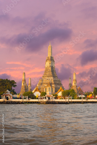 Wat Arun Temple Dawn Bangkok Sunrise Sky Vertical © Pius Lee