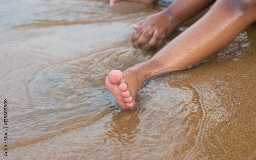 Fototapeta premium wet feet on the beach