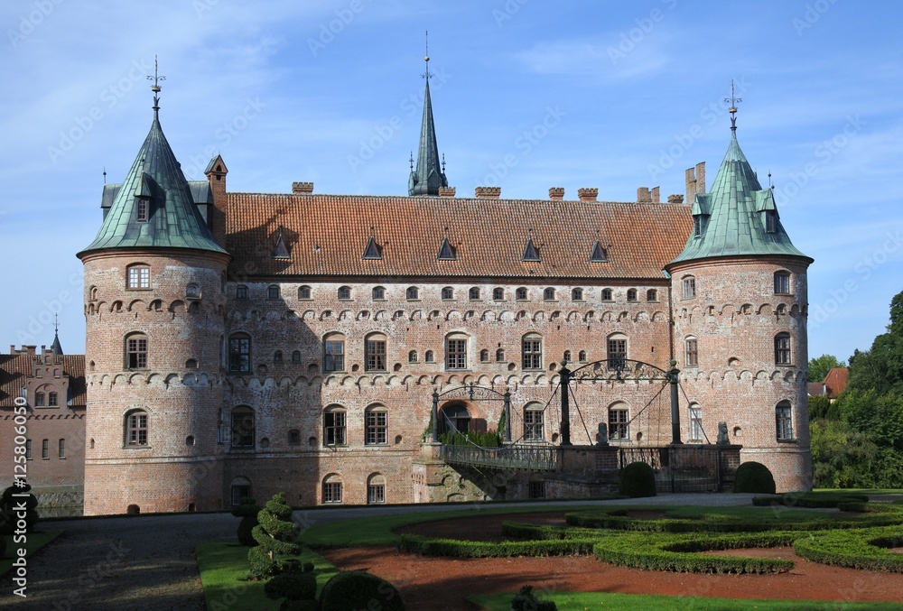 Fototapeta premium Schloss Egeskov mit Barockgarten