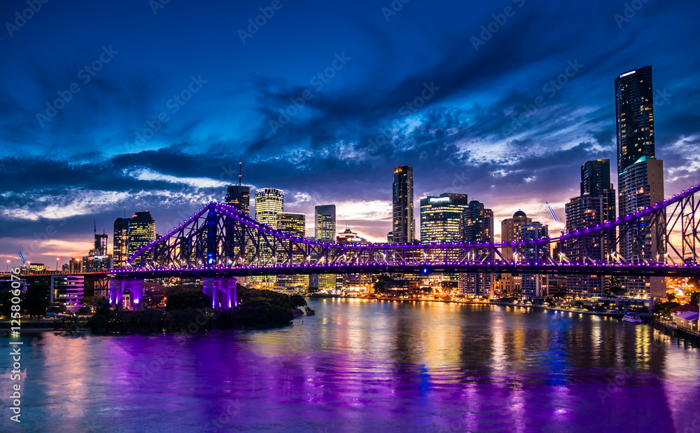Fototapeta Wibrujący nighttime panorama Brisbane miasto z purpurowymi światłami