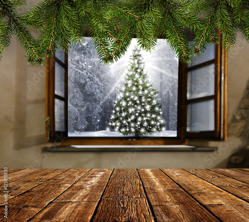 Blick aus einer Waldhütte auf einen Weihnachtsbaum