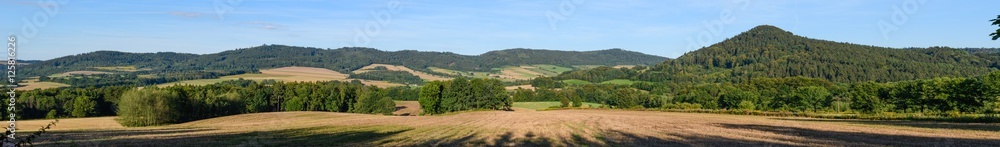 hügelige mitteleuropäische Agrarlandschaft mit Felder, Wäldern und Wiesen hügelige mitteleuropäische Agrarlandschaft mit Felder, Wäldern und Wiesen
