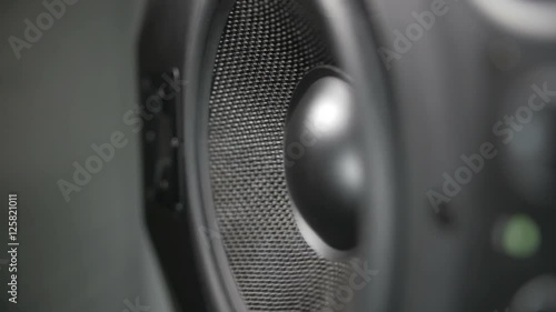 Vibrating working speaker