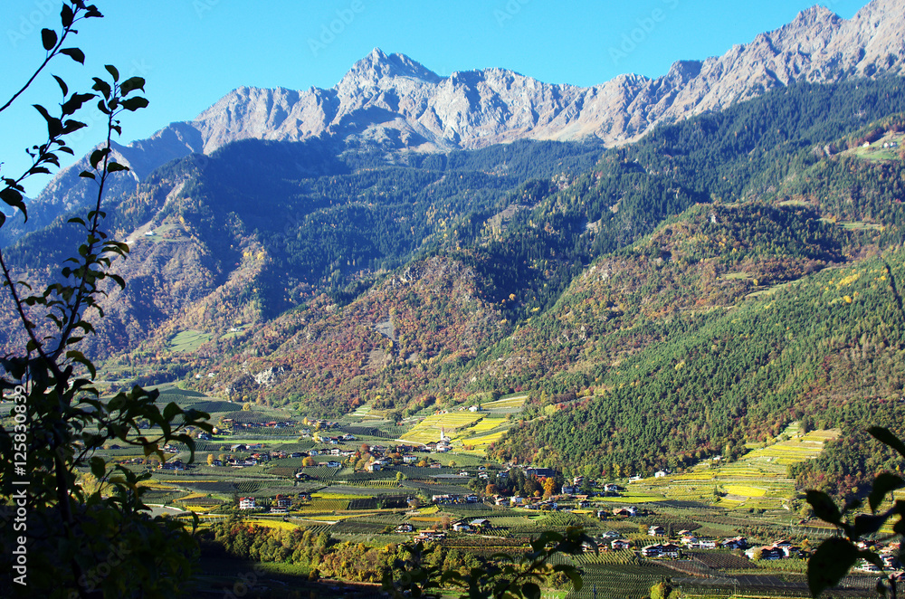 Fototapeta premium Wanderung bei Naturns im Herbst