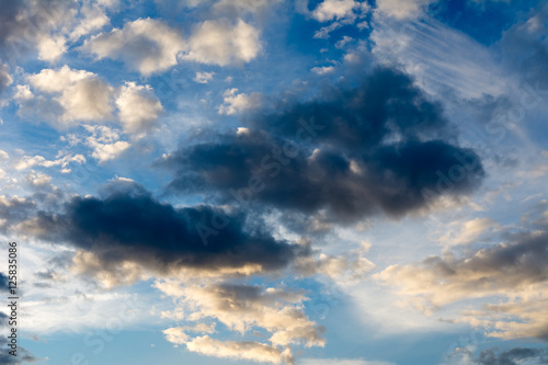 Wolken mir Himmel als Hintergrund