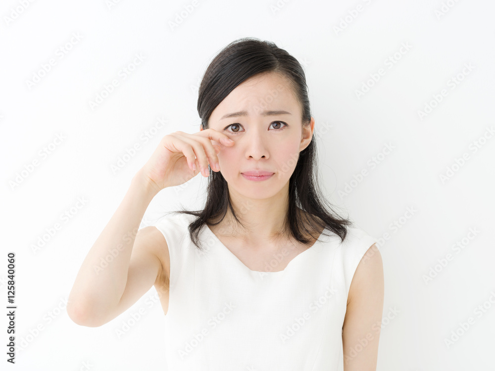 涙・泣く若い女性