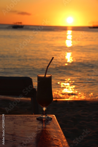 Jetzt einen Cocktail bei Sonnenuntergang