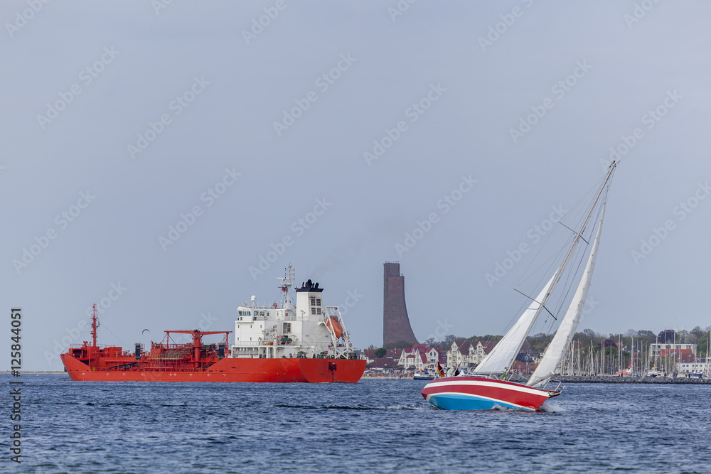 Tanker und Segelboot auf der Ostsee bei Kiel, Deutschland