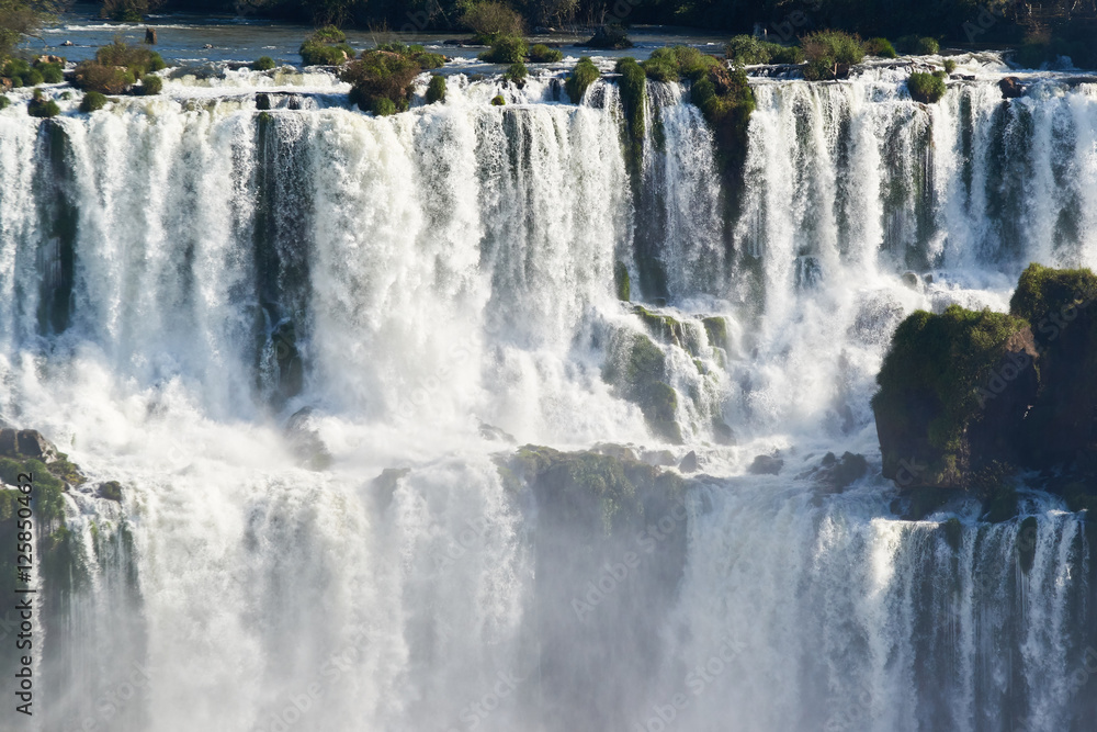 Blick auf die Iguaçu Wasserfälle der argentinischen Seite Blick auf die Iguaçu Wasserfälle der argentinischen Seite
